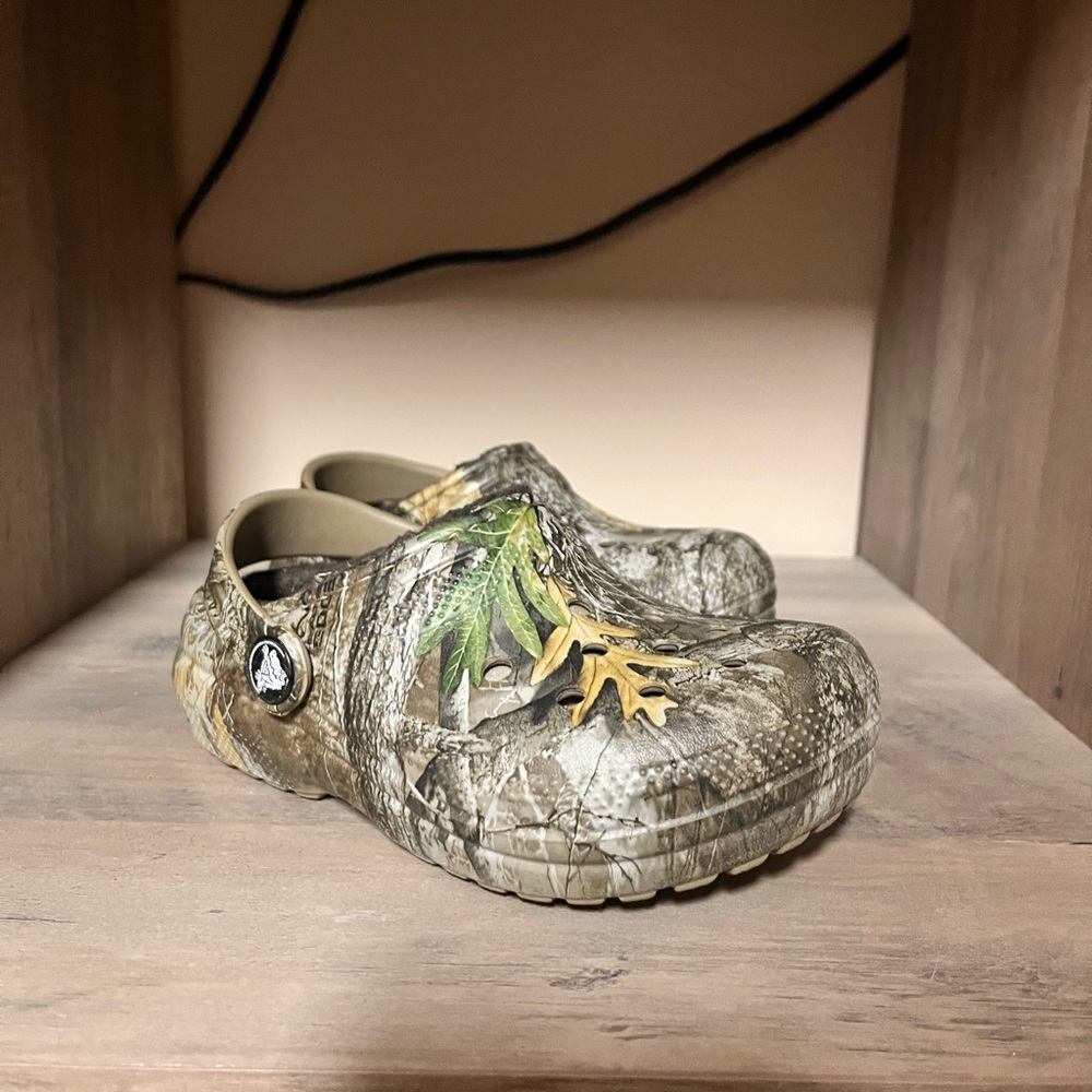 Fuzzy CROCS in camo side 9